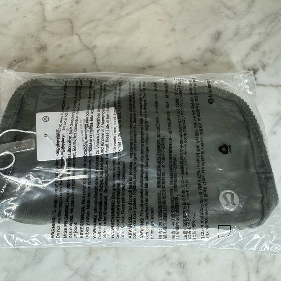 NWT Everywhere Belt Bag 1L Olive green - Picture 2 of 3